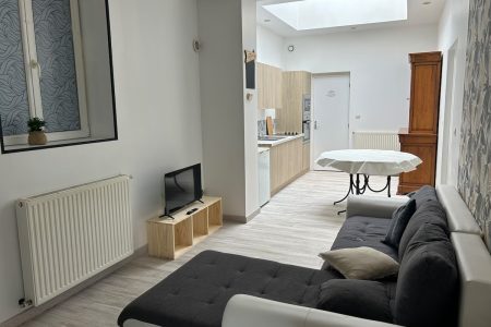 Appartement rénové, RDC, proche commodités