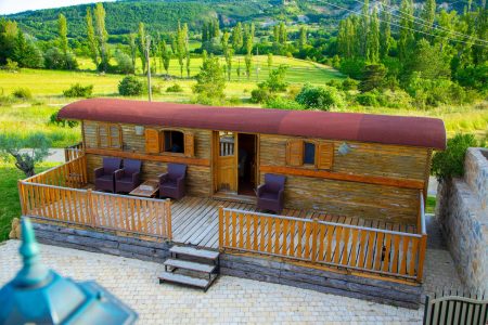 La Roulotte, confort – chevaux & cuisine équipée