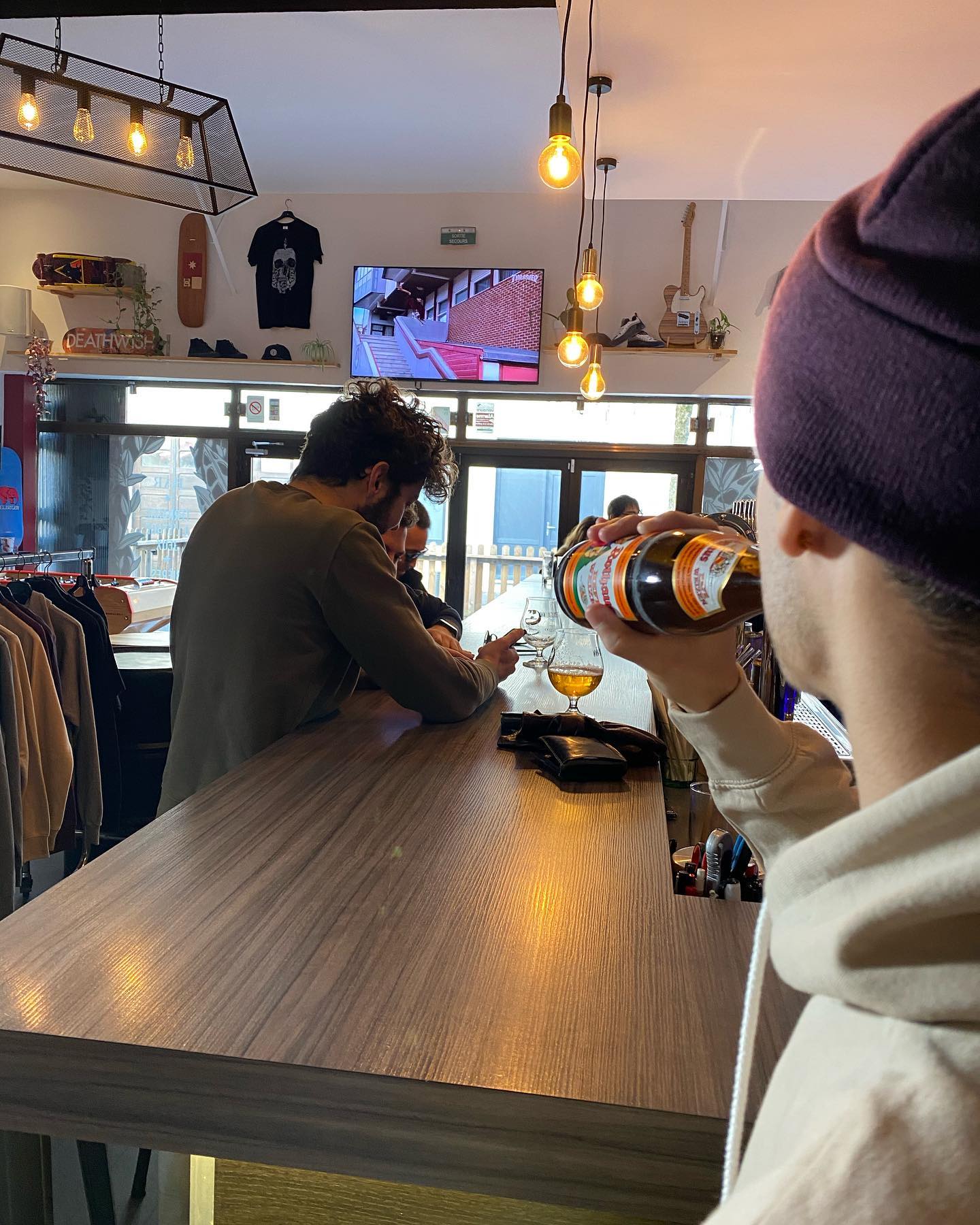 Division Skateshop Bar